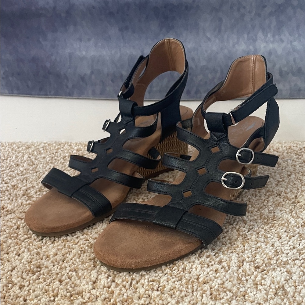 AEROSOLES Black and Tan Strappy Sandals